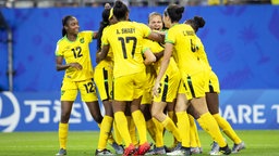 Jamaikas Spielerinnen bejubeln einen Treffer. © imago images / HMB-Media 