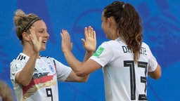 Deutschlands Fußball-Nationalspielerinnen Svenja Huth (l.) und Sara Däbritz jubeln gemeinsam und klatschen sich gegenseitig in die Hände. © dpa picture alliance Foto: Sebastian Gollnow