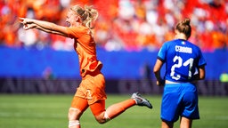 Niederlandes Stefanie van der Gragt (l.) bejubelt einen Treffer gegen Italien. © picture alliance/empics Foto: John Walton
