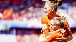 Niederlandes Lieke Martens (oben) und Vivianne Miedema bejubeln einen Treffer. © picture alliance/PRO SHOTS Foto: Remko Kool