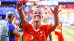 Niederlandes Stefanie van der Gragt (l.) bejubelt einen Treffer gegen Italien.