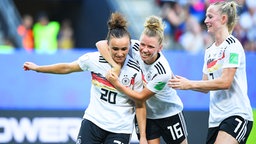 Deutschlands Lina Magull bejubelt einen Treffer mit ihren Kolleginnen Linda Dallmann und Lea Schüller (v.l.). © dpa-Bildfunk Foto: Sebastian Gollnow/dpa
