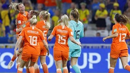 Niederlandes Jackie Groenen (l.) bejubelt einen Treffer mit ihren Mannschaftskameradinnen. © imago images 