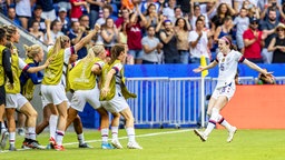 Die US-Amerikanerin Rose Lavelle (r.) bejubelt einen Treffer. © imago images / Fotoarena