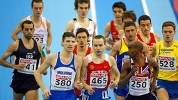 Mohamed Farah (r., vorne) kommt bei der Hallen-EM 2007 in Birmingham über 3.000 Meter als Fünfter ins Ziel. © imago/BPI Foto: BPI