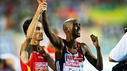 Mohamed Farah (r.) gewinnt bei der EM 2010 in Barcelona Gold über 5.000 Meter. © picture-alliance / Sven Simon Foto: Anke Fleig/SVEN SIMON