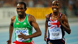 Mohamed Farah (r.) gewinnt Silber über 10.000 Meter hinter Ibrahim Jeilan bei der Leichtathletik-WM 2011 in Daegu. © picture-alliance / dpa Foto: Diego Azubel