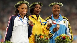 Die US-Amerikanerin Allyson Felix (l.) gewinnt bei Olympia 2004 in Athen Silber über 200 Meter. © picture alliance / AP Photo Foto: BEN CURTIS