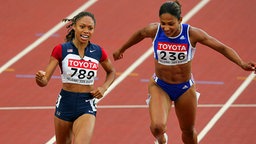 Die US-Amerikanerin Allyson Felix (l.) gewinnt bei der Leichtathletik-Weltmeisterschaft 2005 in Helsinki Gold über 200 Meter. © Witters Foto: MatthiasHangst