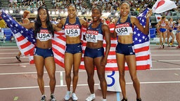 Die US-Amerikanerin Allyson Felix (r.) gewinnt bei der Leichtathletik-Weltmeisterschaft 2007 in Osaka Gold mit der 4x100-Meter-Staffel. © picture-alliance/ dpa Foto: epa Kimimasa Mayama