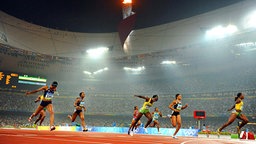 Die US-Amerikanerin Allyson Felix (2.v.r.) gewinnt bei Olympia 2008 in Peking Silber über 200 Meter. © Witters/Presse Sports Foto: Pascal Rondeau