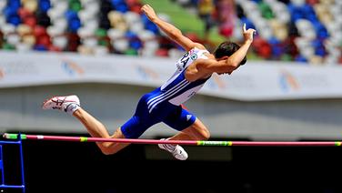 Renaud Lavillenie gewinnt bei der Team-EM 2009 in Leiria/Portugal. © picture-alliance / DPPI Foto: DPPI
