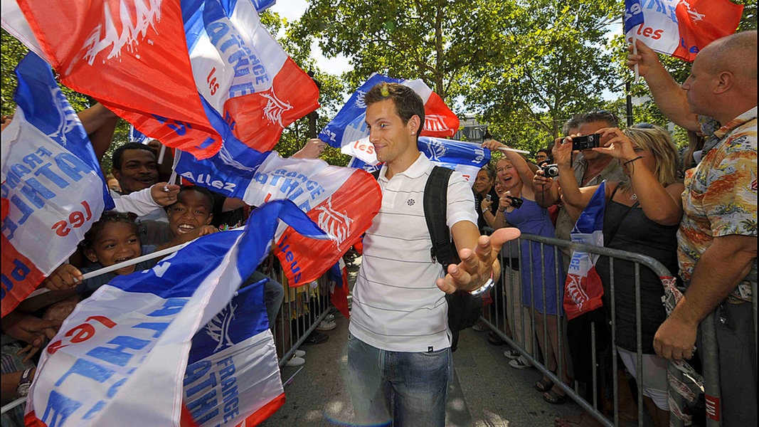 Renaud Lavillenie beim Empfang auf dem Champs Elysees in Paris nach der EM 2010 in Barcelona. © imago/PanoramiC Foto: PanoramiC