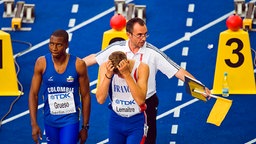 Christophe Lemaitre (r.) wird nach einem Fehlstart im Viertelfinale über 100 Meter disqualifiziert. © picture-alliance / Sven Simon Foto: ANKE FLEIG / SVEN SIMON