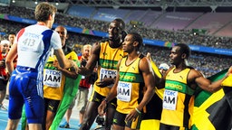 Christophe Lemaitre (l.) gewinnt bei der Leichtathletik-Weltmeisterschaft 2011 in Daegu Silber mit der Staffel über 4x100 Meter. © picture alliance / dpa Foto: Rainer Jensen