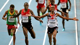 Mo Farah (r.) kommt als Erster ins Ziel. © dpa - Bildfunk Foto: Sergei Ilnitsky