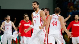 Der kroatische Basketballer Krunoslav Simon (M.) bejubelt den Sieg gegen Spanien. © DPA Bildfunk Foto: Larry W. Smith