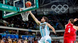 Argentiniens  Basketballer Patricio Garino (l.) zieht zum Korb. © DPA Bildfunk Foto: Jorge Zapata