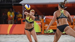 Die deutschen Beachvolleyballerinnen Karla Borger (l.) und Britta Büthe im Spiel gegen die Schweiz. © dpa Foto: Sebastian Kahnert