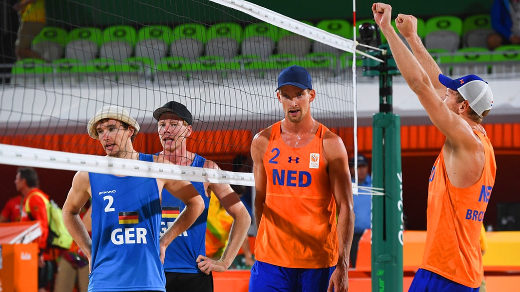 Die deutschen Beachvolleyball-Spieler Lars Flüggen (l.) und Markus Böckermann © dpa - Bildfunk Foto: Sebastian Kahnert