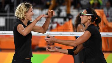 Die deutschen Beachvolleyballspielerinnen Laura Ludwig (l.) und Kira Walkenhorst © picture alliance / dpa Foto: Sebastian Kahnert