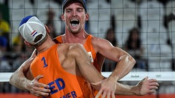 Die niederländischen Beachvolleyballer Alexander Brouwer und Robert Meeuwsen (r.). © imago 