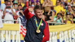 Der amerikanische BMX-Fahrer Connor Fields zeigt seine Medaille. © DPA Picture Alliance Foto: Fazry Ismail