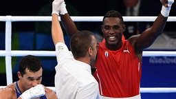 Der kubanische Boxer Julio Cesar La Cruz (r.) siegt gegen den Kasachen Ädilbek Nijazymbetow. © dpa Foto: Valdrin Xhemaj