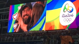 Die "Kisscam" zeigt eine Frau, die einen Mann küsst. © sportschau.de/Frank Busemann Foto: Frank Busemann