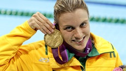 Para-Schwimmerin Jacqueline Freney präsentiert ihre Goldmedaille über 50 m. © picture alliance / Actionplus