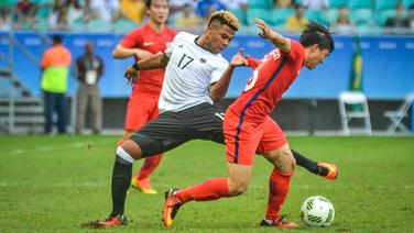 Deutschlands Serge Gnabry (l.) zieht seinen Gegenspieler am Trikot. © DPA Picture Alliance Foto: Fra/CITYPRESS24