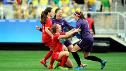 Die kanadischen Fußballerinnen bejubeln ihren dritten Platz. © Imago/Agencia EFE 