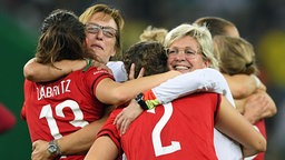 Jubel bei Silvia Neid und den deutschen Fußballfrauen. © dpa picture alliance Foto: Soeren Stache