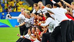Jubel bei den deutschen Fußballfrauen © picture alliance / newscom Foto: Richard Ellis