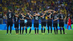 Deutsche Fußball-Spieler beim Elfmeterschießen gegen Brasilien © dpa - Bildfunk Foto: Friso Gentsch