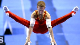 Der deutsche Turner Fabian Hambüchen erreicht mit der Mannschaft den zwölften Rang bei der WM 2003 in Anaheim/USA © picture-alliance / dpa Foto: epa Jack Smith