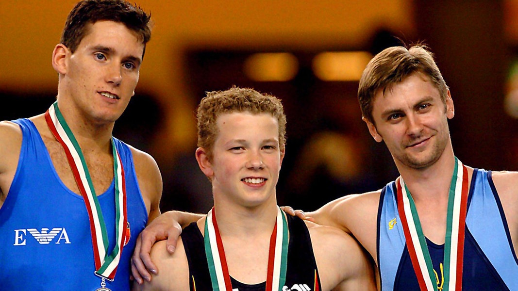Der deutsche Turner Fabian Hambüchen wird Europameister 2005 am Reck. © picture-alliance / dpa Foto: epa Szilard Koszticsak