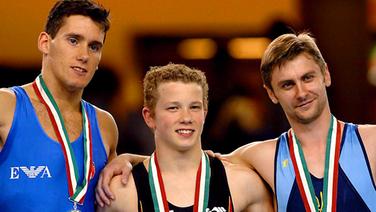 Der deutsche Turner Fabian Hambüchen wird Europameister 2005 am Reck. © picture-alliance / dpa Foto: epa Szilard Koszticsak