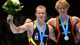 Der deutsche Turner Fabian Hambüchen (l.) bei der WM 2013 in Antwerpen © picture-alliance / dpa Foto: Marijan Murat