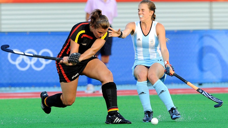 Julia Müller (l.) im Spiel gegen Argentienien bei Olympia 2008 in Peking © imago sportfotodienst 