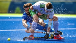 Irlands Hockeyspieler Paul Gleghorne (r.) im Zweikampf gegen Indiens Rupinder Pal Singh. © Imago/ Bildbyran