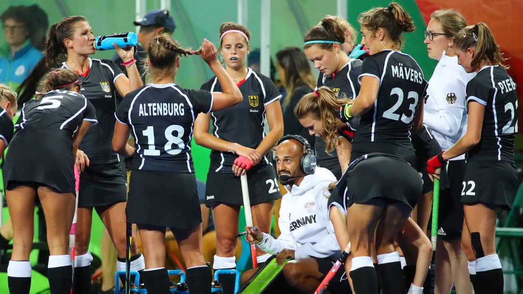 Jamilon Mülders (M.), Trainer der deutschen Hockey-Damen, spricht mit seinen Spielerinnen. Jamilon Mülders (M.), Trainer der deutschen Hockey-Damen, spricht mit seinen Spielerinnen. © dpa - Bildfunk Foto: Friso Gentsch