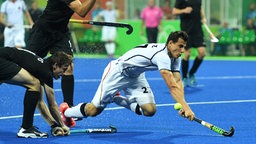 Der deutsche Hockeyspieler Timur Oruz (r.) © dpa - Bildfunk Foto: Soeren Stache