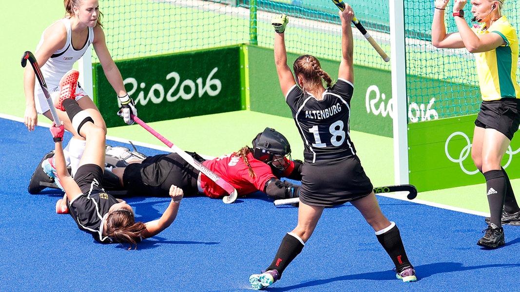 Deutschlands Hockey-Nationalspielerinnen Charlotte Stapenhorst (2. v. l.) und Lisa Altenburg (r.) im Spiel gegen Neuseeland Deutschlands Hockey-Nationalspielerinnen Charlotte Stapenhorst (2. v. l.) und Lisa Altenburg (r.) im Spiel gegen Neuseeland © dpa - Bildfunk Foto: Jeon Hyun-Kyun