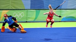 Großbritanniens Hockeyspielerin Hollie Webb (r.) jubelt. © picture alliance / dpa Foto: Owen Humphreys