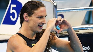 Die ungarische Schwimmerin Katinka Hosszu freut sich über ihre Goldmedaille über 100 m Rücken. © dpa - Bildfunk Foto: Bernd Thissen