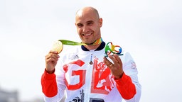 Der britische Kanufahrer Liam Heath freut sich über Gold. © PA Wire Foto: Mike Egerton