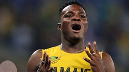 Omar McLeod jubelt über seinen Olympiasieg über 110 m Hürden © dpa Foto: Michael Kappeler