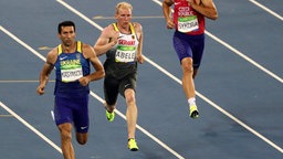 Der deutsche Zehnkämpfer Arthur Abele auf der Strecke über die 400 m. © dpa Foto: Michael Kappeler