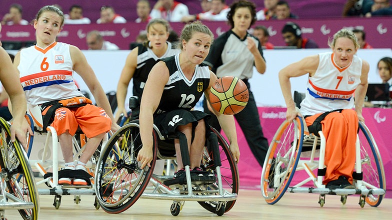 Annabel Breuer (M.) treibt den Ball nach vorne. © dpa - Bildfunk Foto: Julian Stratenschulte